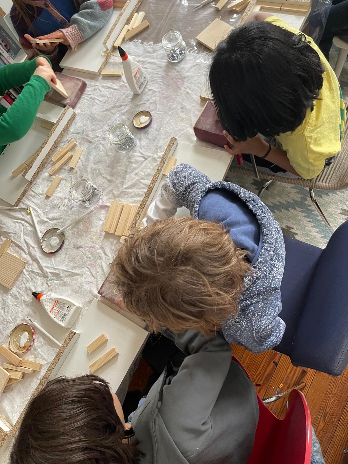 Kind bemalt sein fertiges Holzprojekt