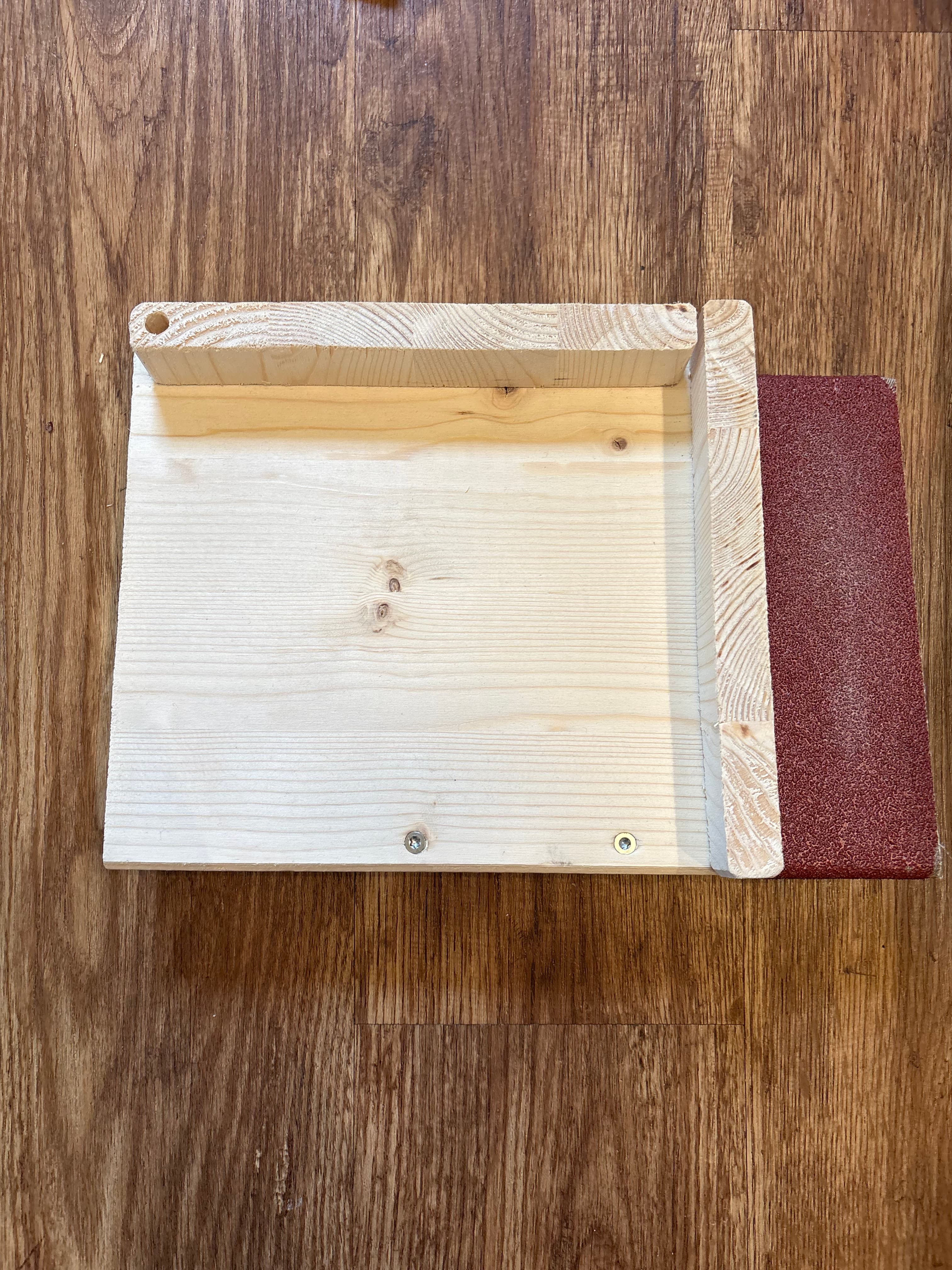 Detailaufnahme unserer Holz-Werkbank mit Schleiffläche